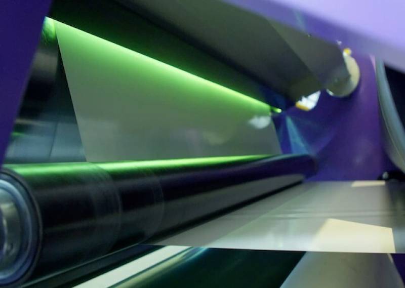 Curado de pintura UV en películas